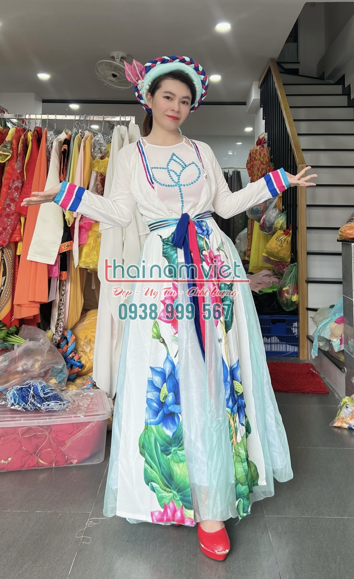 Á hậu Trương Thị May tết tóc dài diện áo tứ thân